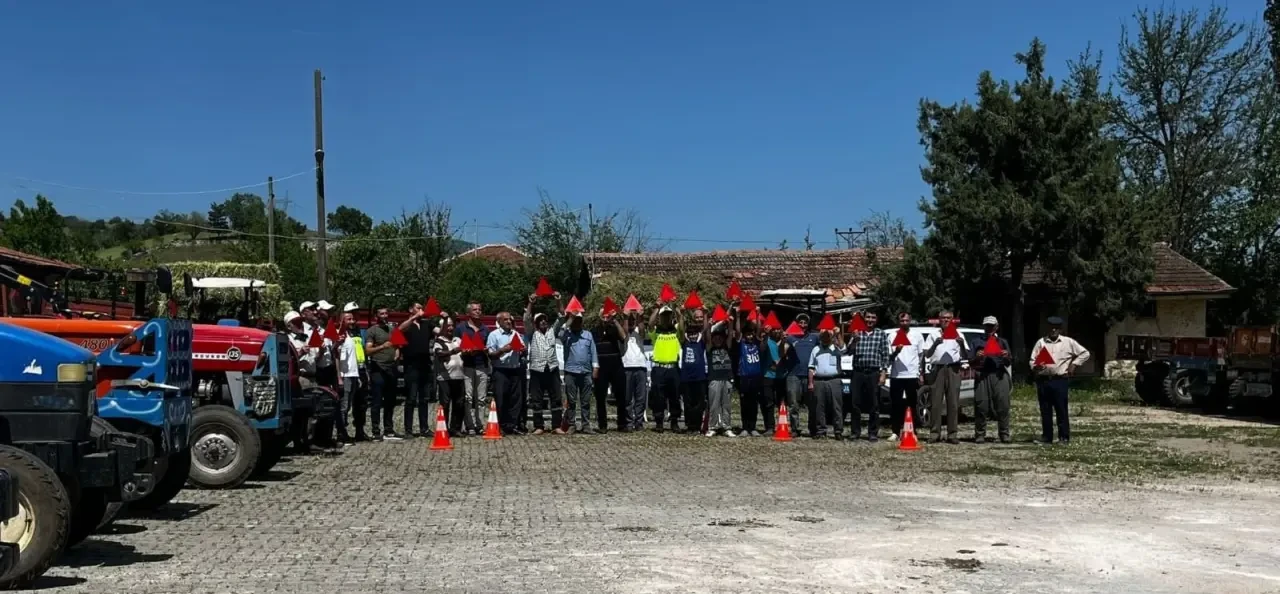 Amasya İl Jandarma Komutanlığı’ndan Traktör Sürücülerine Reflektör Eğitimi 2