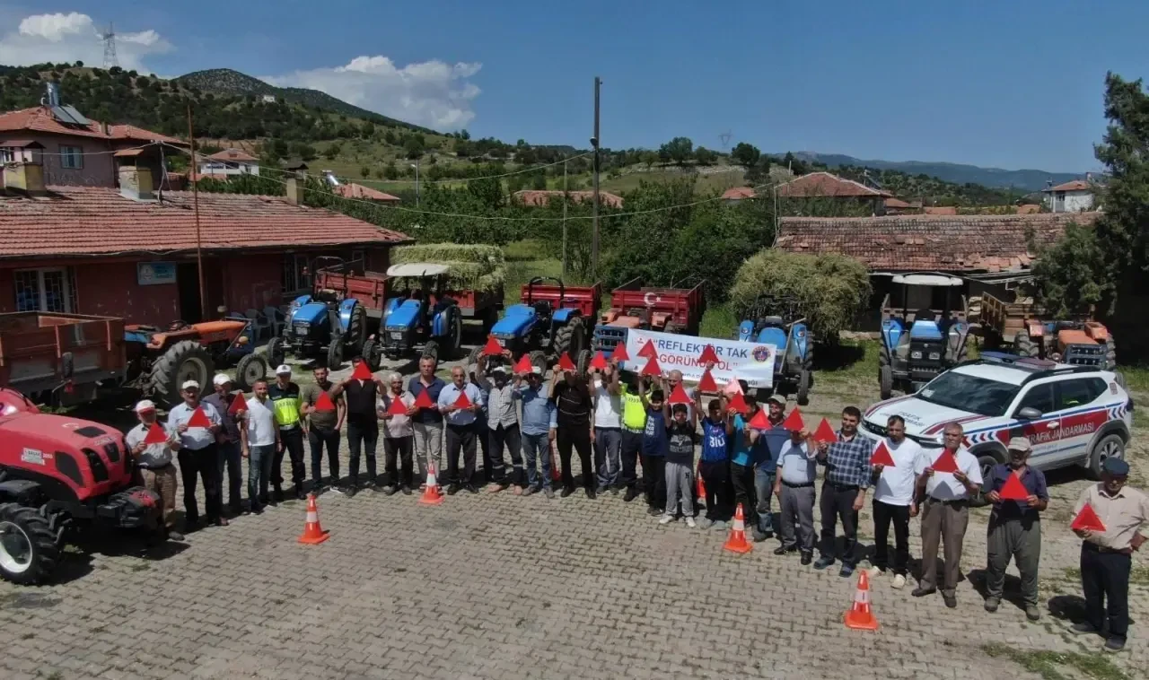 Amasya İl Jandarma Komutanlığı’ndan Traktör Sürücülerine Reflektör Eğitimi 3