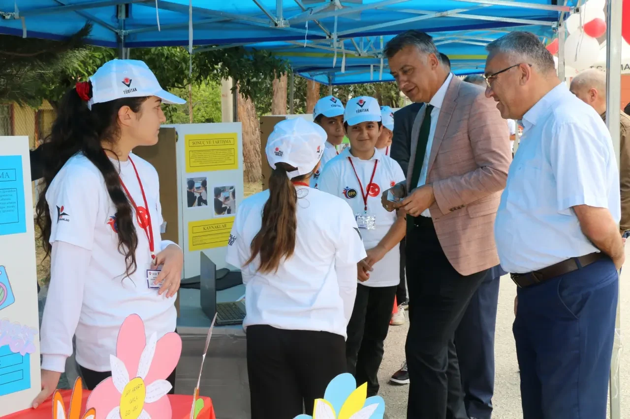 Ezinepazar’da Bilimin Işığı Parladı: TÜBİTAK 4006 Bilim Fuarı Açıldı 3