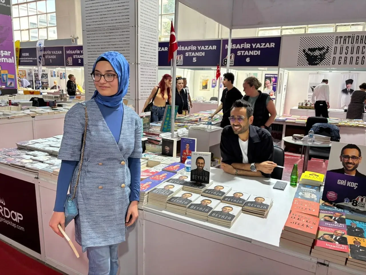 Gri Koç’tan Merzifon’da Sınav Taktikleri: Kitapseverlerle Buluştu, Kitaplarını İmzaladı 2