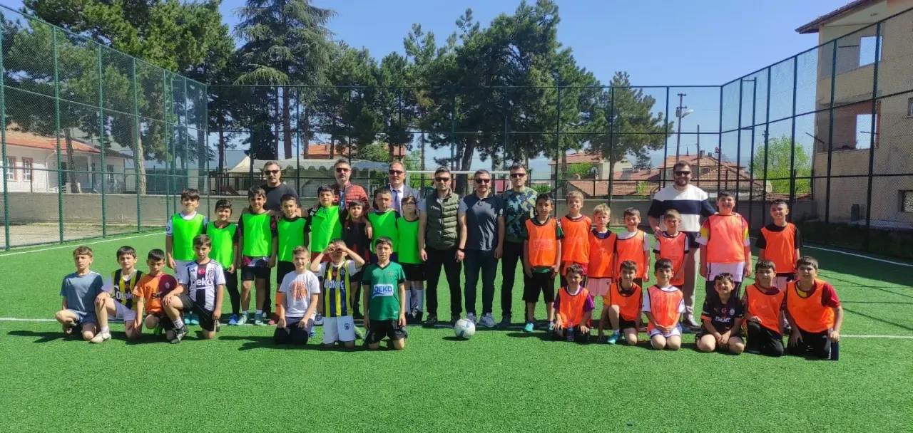 Gümüşhacıköy’de Spor Şöleni: Minik Kramponlar ve Filenin Sultanları Sahada! 1