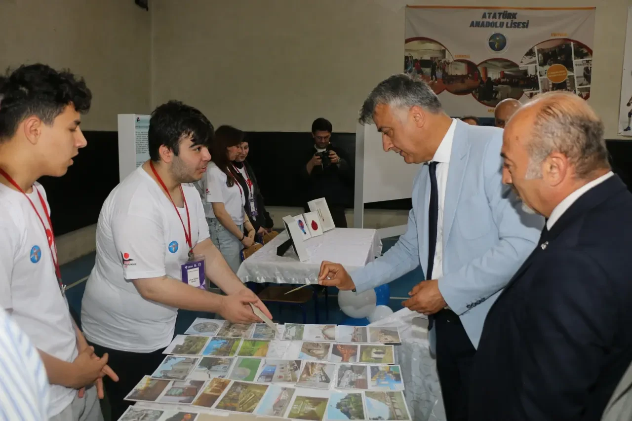 Atatürk Anadolu Lisesi’nde Bilimin Şöleni: TÜBİTAK 4006 Bilim Fuarı Yoğun İlgi Gördü 1
