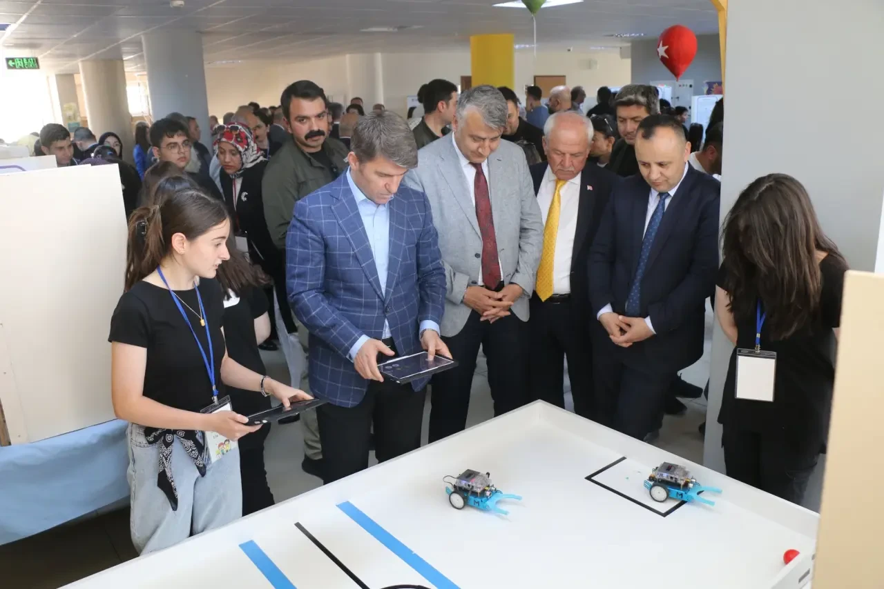 Amasya’da Bilim Coşkusu: TÜBİTAK 4006 Fuarı Vali Önder Bakan’ın Katılımıyla Açıldı 2