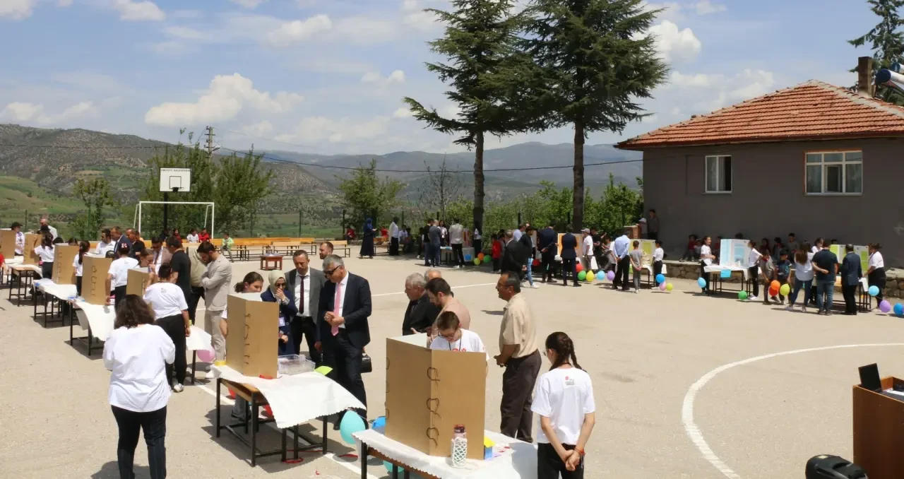 Amasya'da Bilimin Işığı: TÜBİTAK 4006 Bilim Fuarı Öğrencileri Geleceğe Taşıyor 3