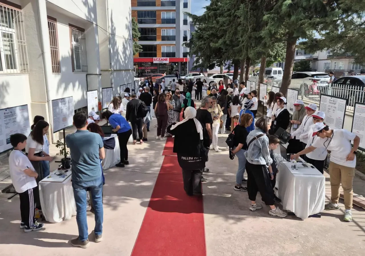 Merzifon Atatürk BİLSEM’de TÜBİTAK 4006 Bilim Fuarı Büyük İlgi Gördü 1