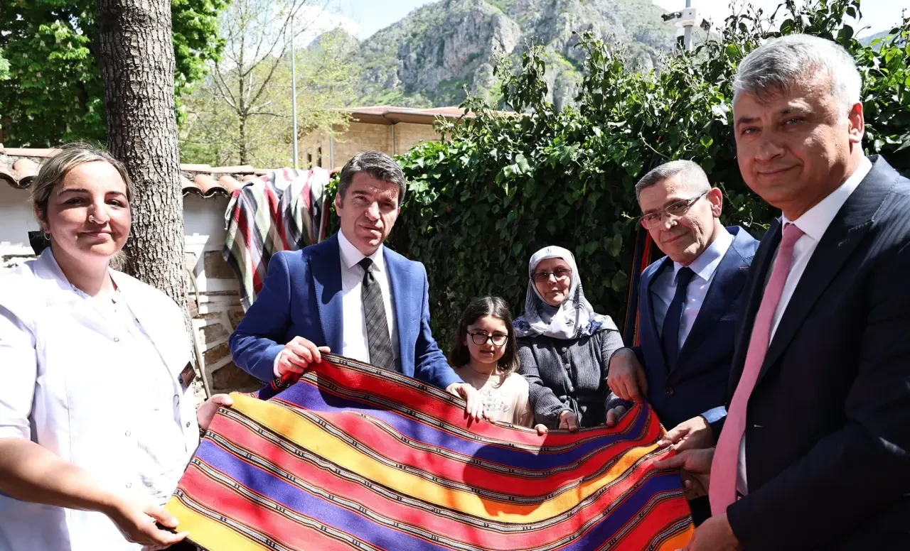 Amasya Valisi Önder Bakan’dan Sanatevi Ziyareti ve Cicim Dokuma Kesimi 2