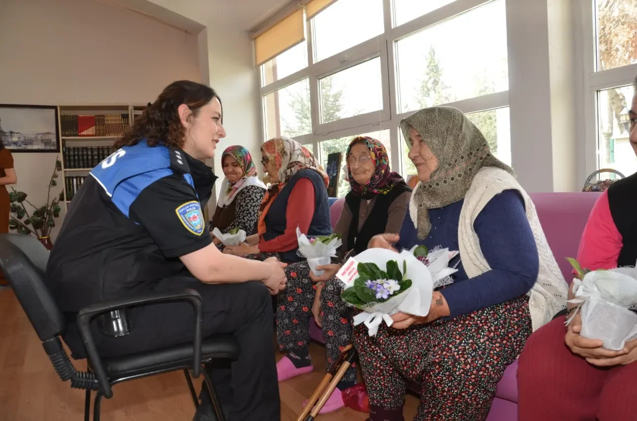 Merzifon’da Emniyetten Anlamlı Anneler Günü Kutlaması! 6