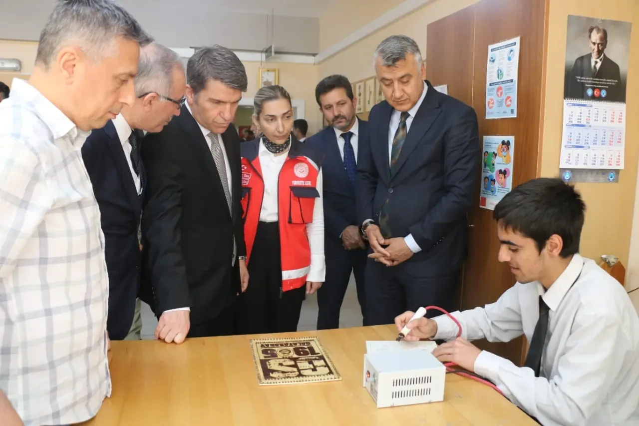 Amasya Valisi Önder Bakan, Engelliler Haftası Programında Öğrencilerle Buluştu 4