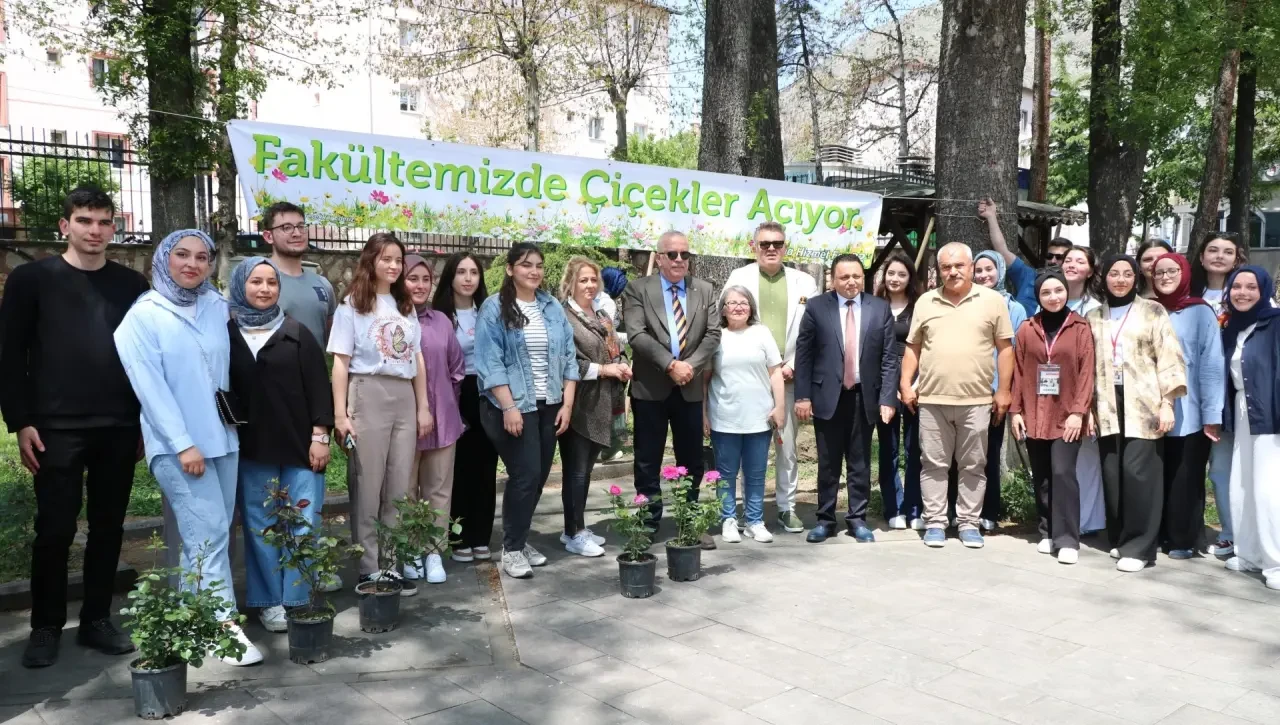 Amasya Üniversitesi Milli Hakimiyet Yerleşkesi Gül Fidanlarıyla Renklendi 3