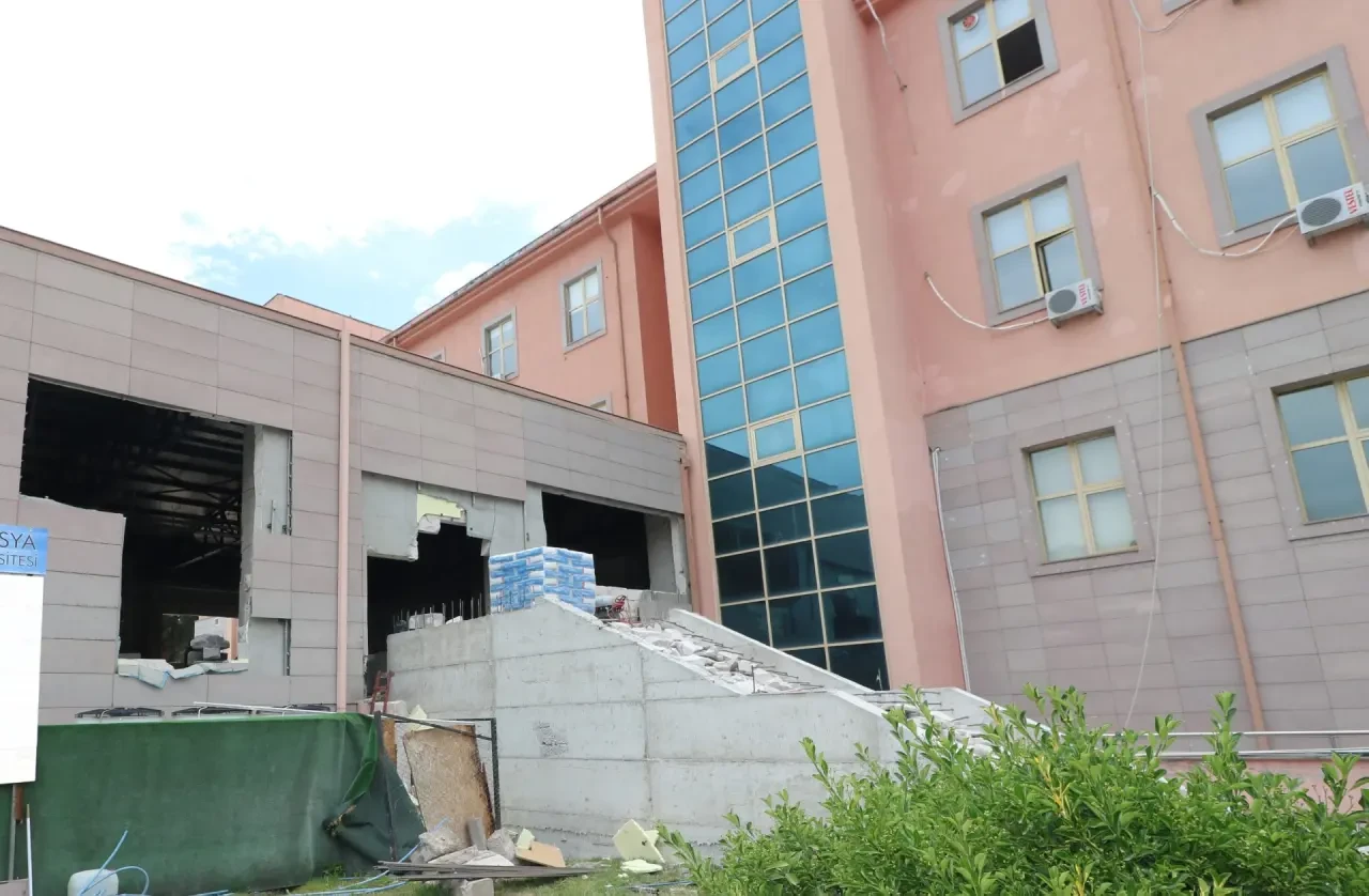 Amasya Üniversitesi’nden Eğitim Atağı: Eski Konferans Salonu Yeni Dersliklere Dönüştürülüyor 3