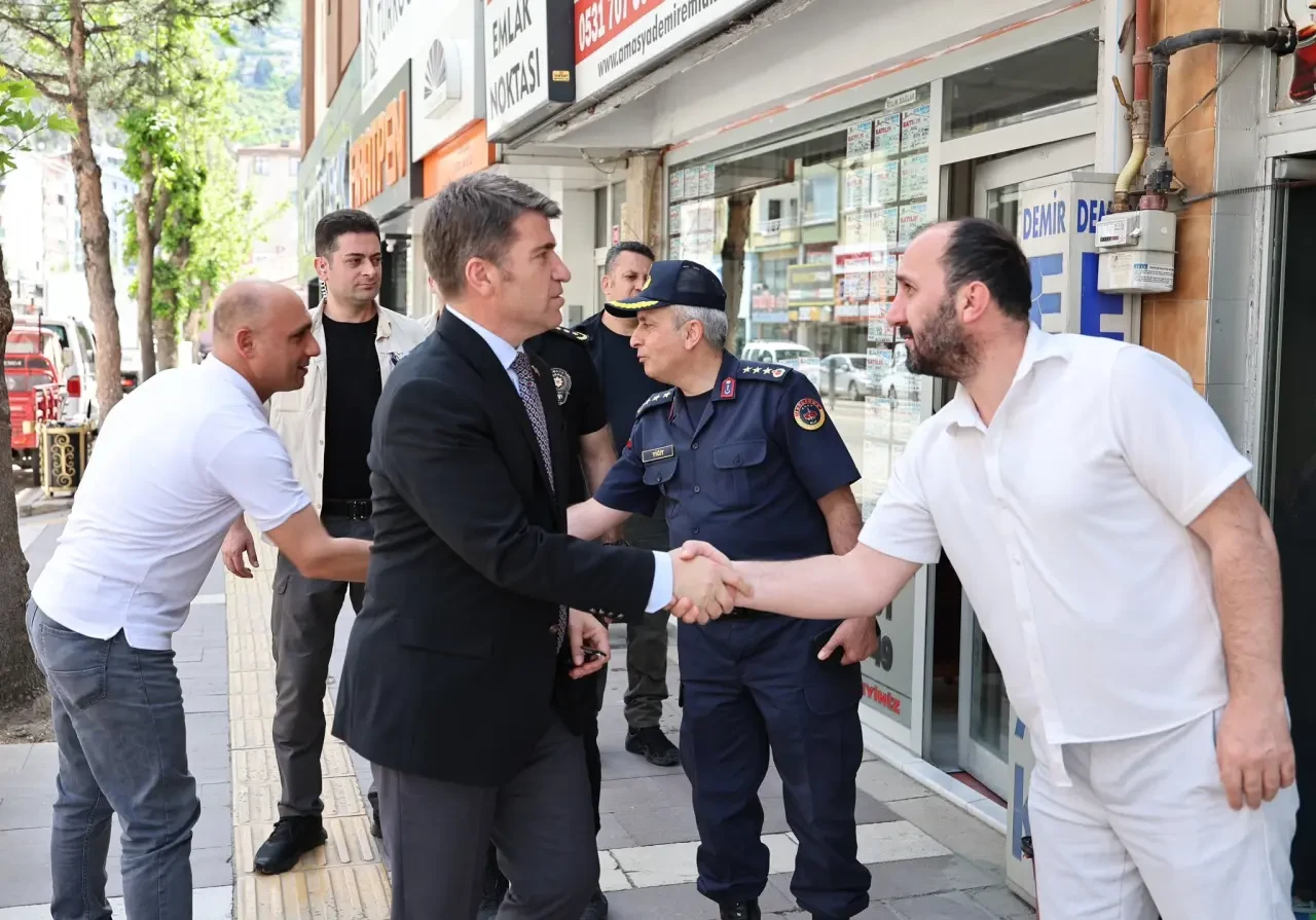 Vali Önder Bakan Amasya Sokaklarında: Esnaf ve Vatandaşlarla Birebir Temas 3