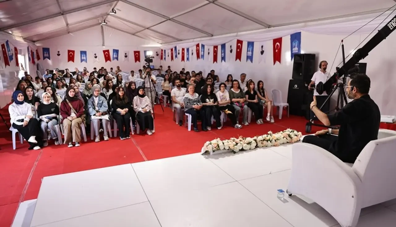 Gri Koç’tan Merzifon’da Sınav Taktikleri: Kitapseverlerle Buluştu, Kitaplarını İmzaladı 1