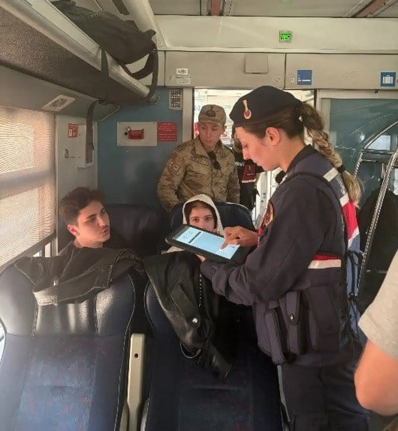 Jandarmadan Yolcu Trenine Narkotik ve Aranan Şahıs Denetimi! 2