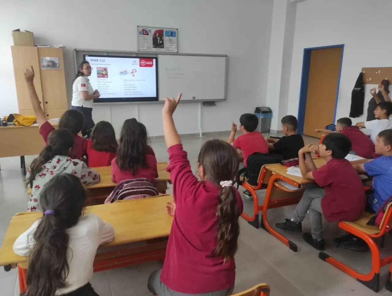 Suluova’da “Yaşama Yol Ver” Etkinliğiyle Miniklere 112 Bilinci Aşılandı 1