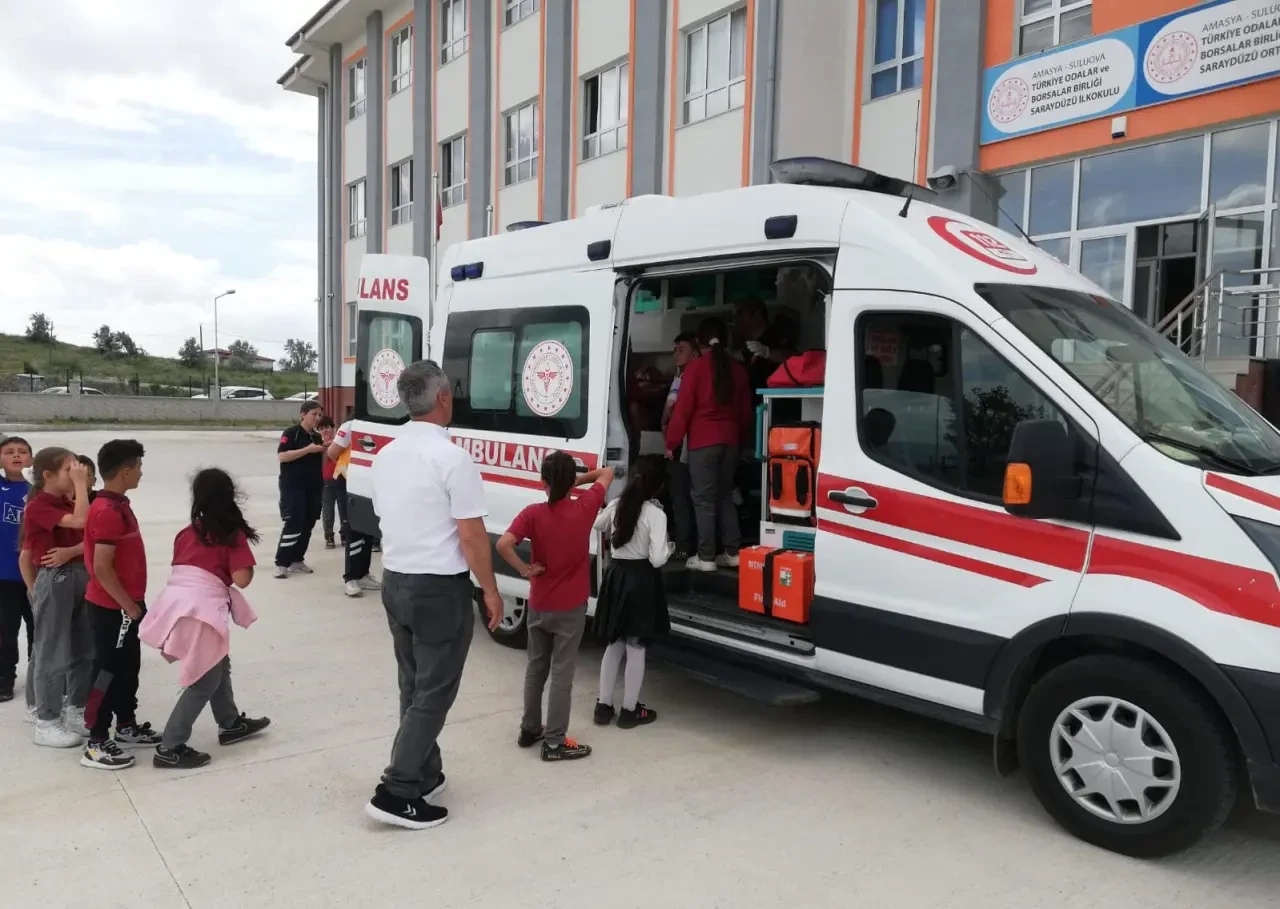 Suluova’da “Yaşama Yol Ver” Etkinliğiyle Miniklere 112 Bilinci Aşılandı 2