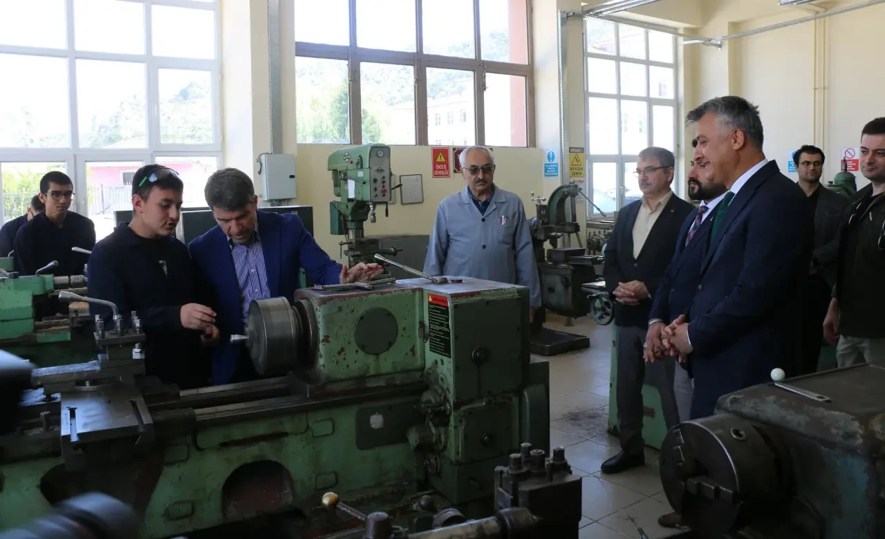 Vali Önder Bakan’dan Meslek Lisesine Ziyaret: “Eğitim, Geleceğin Anahtarıdır” 1
