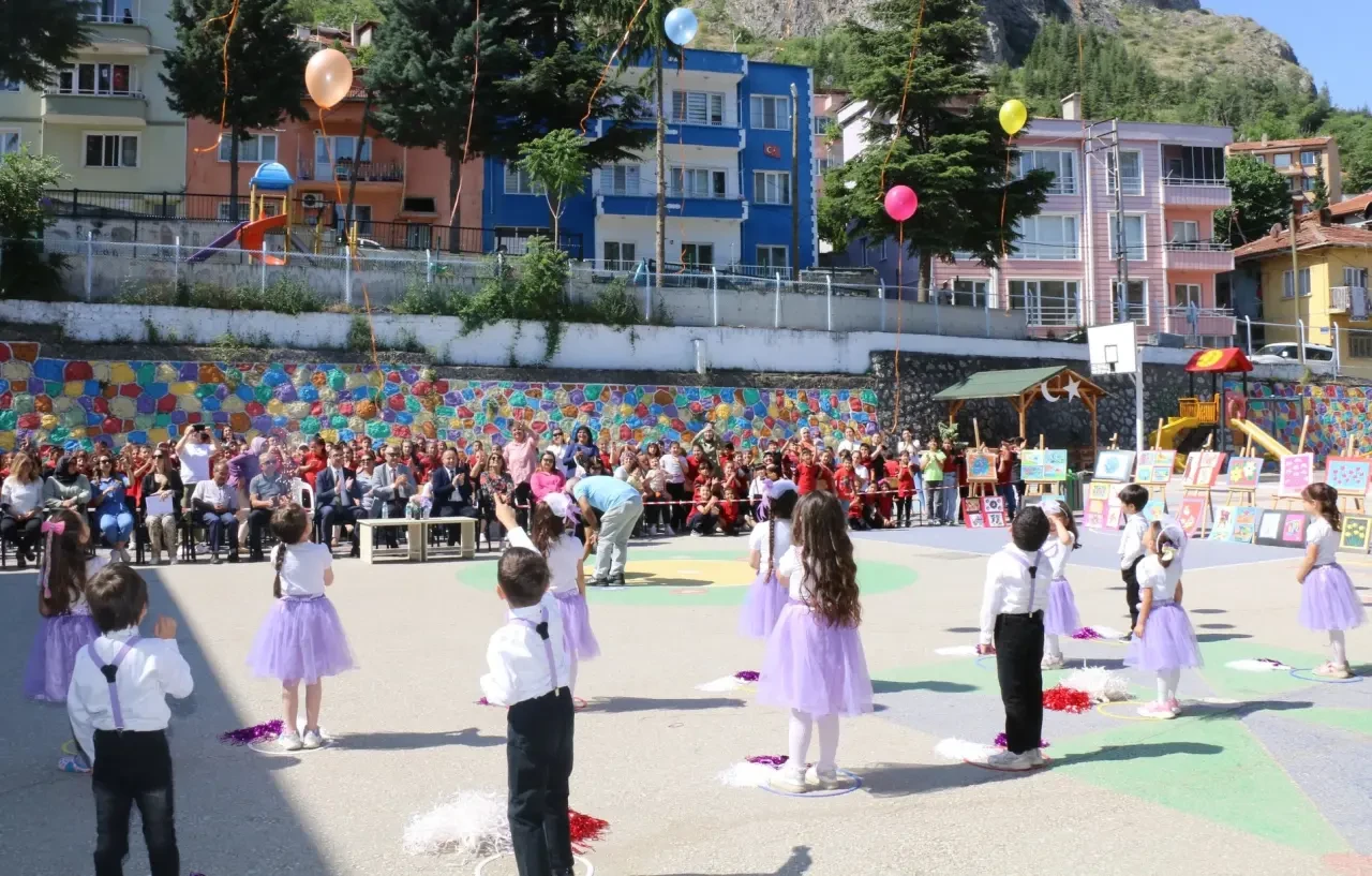 Amasya’da Sanatın Kalbi Atatürk İlkokulu’nda Attı: Yıl Sonu Resim Sergisi Açıldı 1