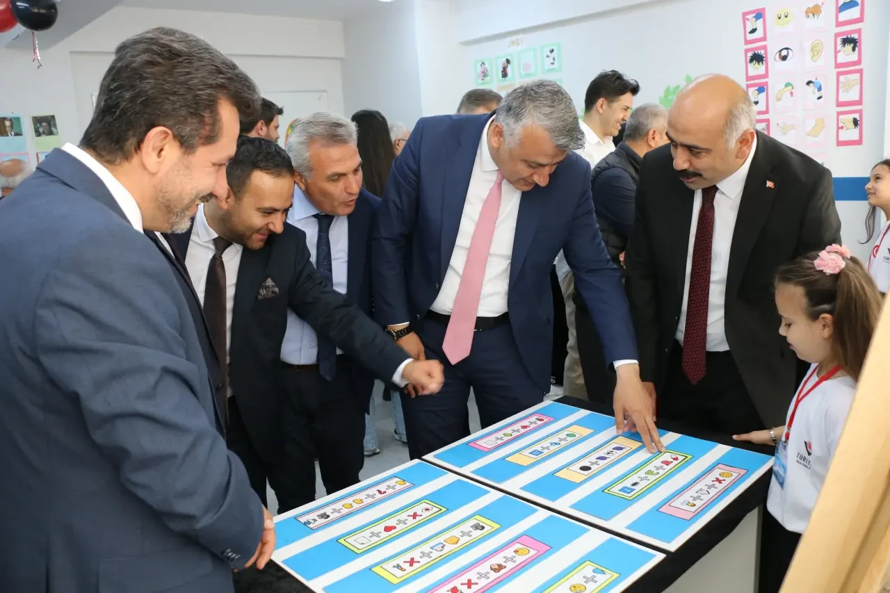 İl Millî Eğitim Müdürü Katipoğlu, Suluova BİLSEM’de TÜBİTAK 4006 Bilim Fuarı Açılışına Katıldı 1