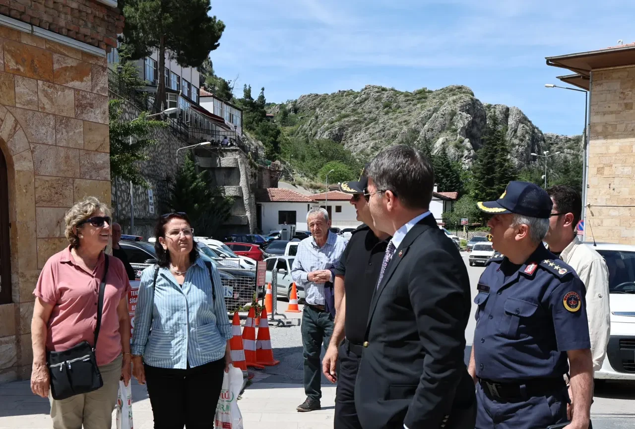 Vali Önder Bakan Amasya Sokaklarında: Esnaf ve Vatandaşlarla Birebir Temas 1