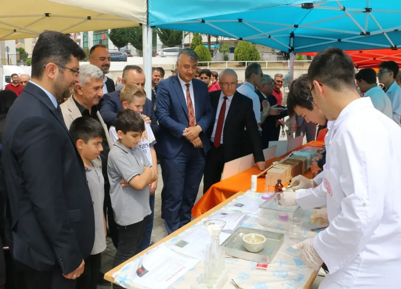 Amasya’da Bilim Rüzgarı: TÜBİTAK 4006 Bilim Fuarı Öğrencilerin Hayallerine Sahne Oldu 1