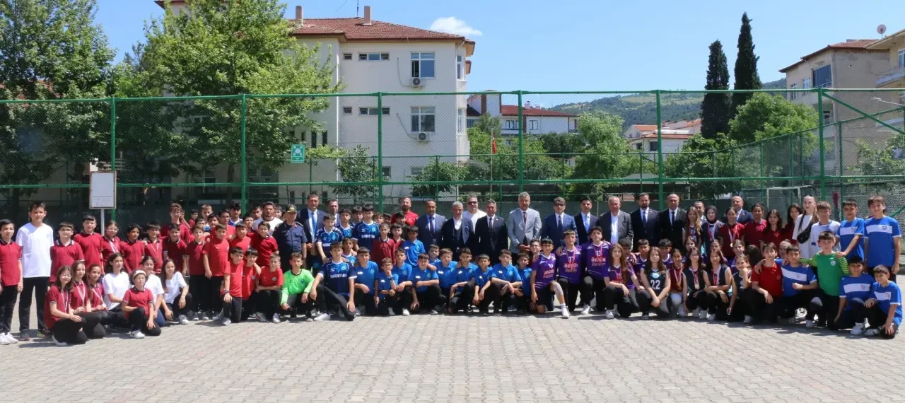 Vali Önder Bakan’dan Taşova Atatürk Ortaokulu’na Anlamlı Ziyaret 5