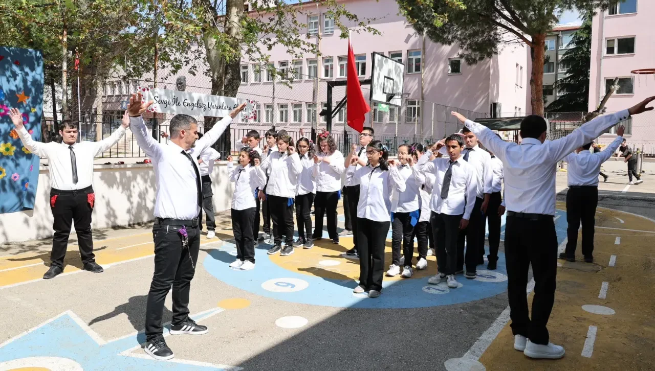 Amasya Valisi Önder Bakan, Engelliler Haftası Programında Öğrencilerle Buluştu 2