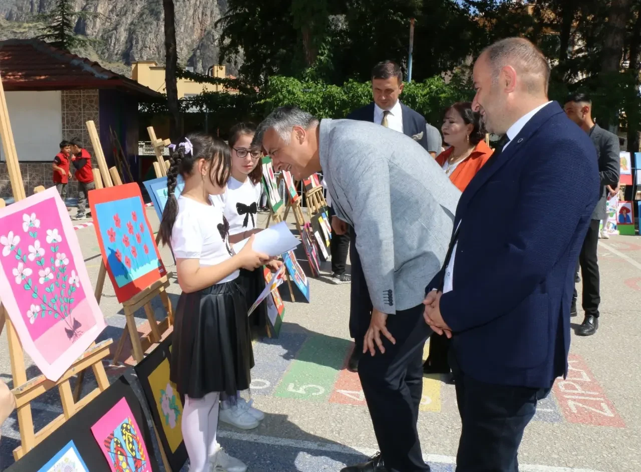 Amasya’da Sanatın Kalbi Atatürk İlkokulu’nda Attı: Yıl Sonu Resim Sergisi Açıldı 3