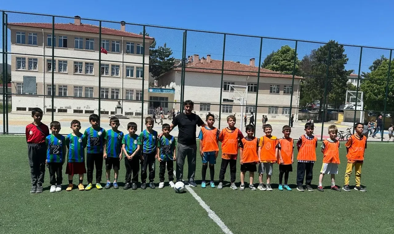 Gümüşhacıköy’de Minik Yürekler Sahada: Bahar Turnuvası Coşku Dolu Geçiyor! 1