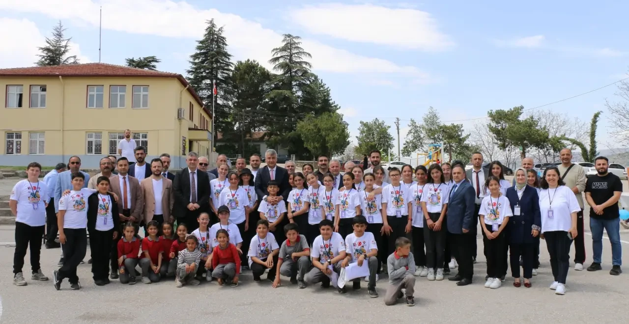Amasya'da Bilimin Işığı: TÜBİTAK 4006 Bilim Fuarı Öğrencileri Geleceğe Taşıyor 4