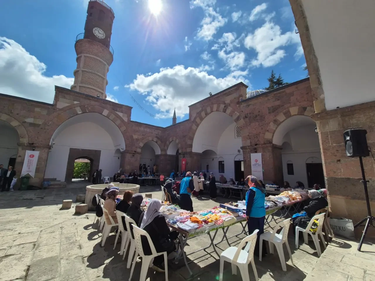 Merzifon’da Hayır İçin Birlik: Kur’an Kursları Yararına Kermes Açıldı 5