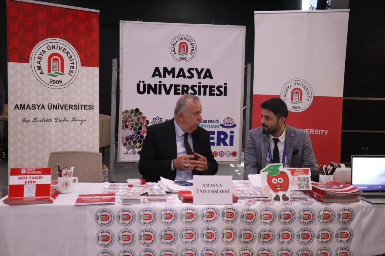 Rektör Prof. Dr. Ahmet Hakkı Turabi, AÜB Tanıtım Fuarı ve 4. Ar-Ge Proje Pazarı’nda Amasya Üniversitesi’ni Temsil Etti 4