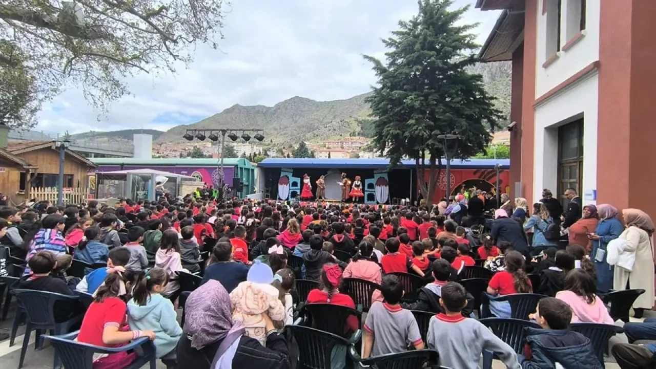Amasya’da “Masal Treni” Coşkusu: Vali Önder Bakan Çocuklarla Tiyatroyu Paylaştı 3
