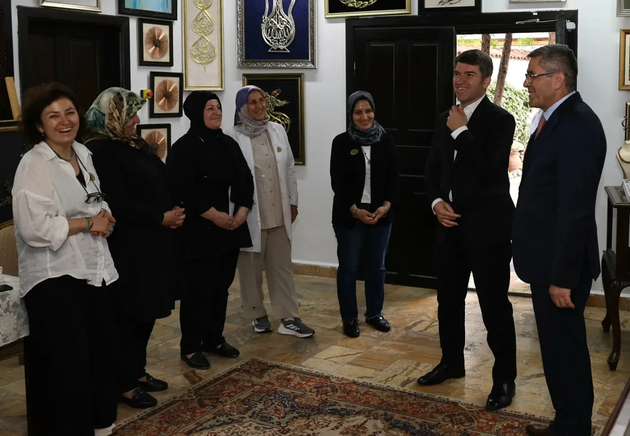 Vali Bakan’dan Sanata Vefa: Geleneksel El Emeği Sergisine Ziyaret 4