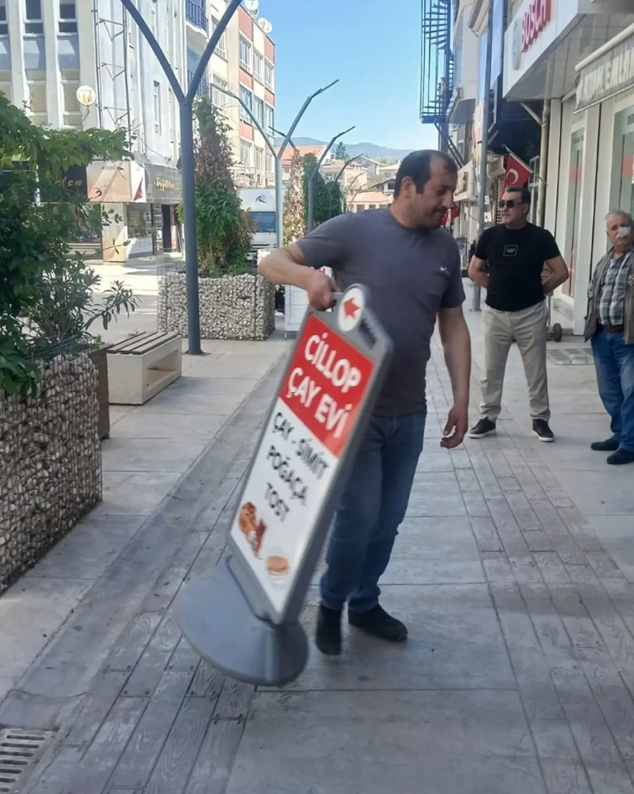 Merzifon Belediyesi’nden Kaldırım İşgallerine Müdahale: Esnafa Uyarı, Kurala Uymayana Ceza 3