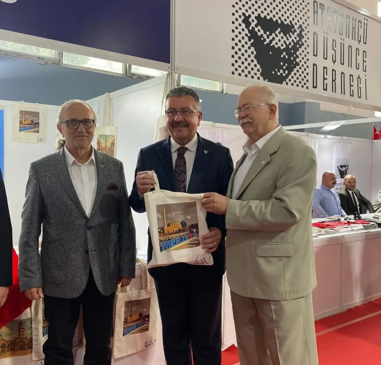 Merzifon Vakfı, 8. Merzifon Kitap Fuarı’nda Tanıtım Standıyla Yerini Aldı 2