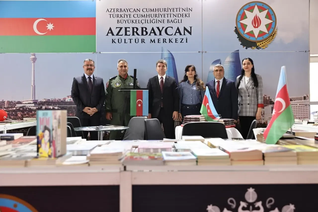 Vali Bakan, Kitap Fuarı’nı gezdi 1