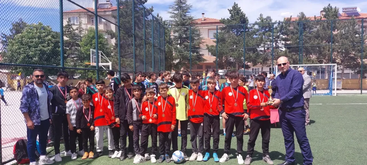 Gümüşhacıköy’de Final Nefes Kesti: Şampiyon Ülkü Ortaokulu! 4