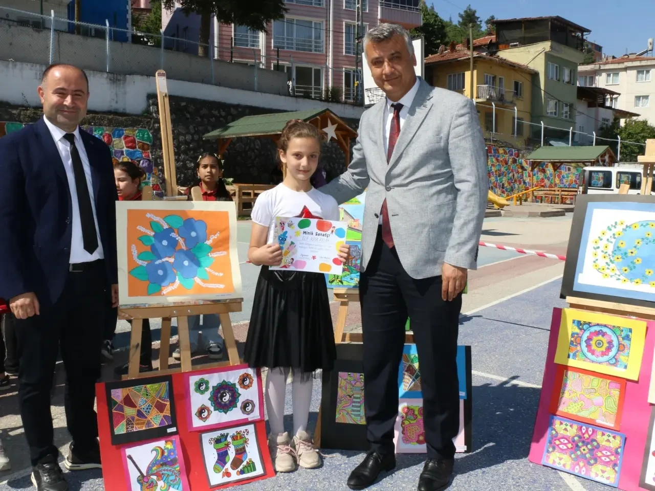 Amasya’da Sanatın Kalbi Atatürk İlkokulu’nda Attı: Yıl Sonu Resim Sergisi Açıldı 4