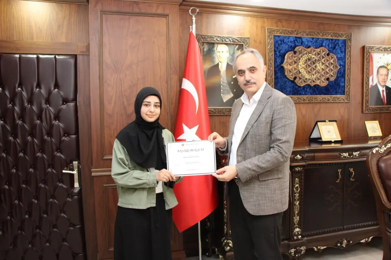 Umre Ödüllü Bilgi Yarışması’nda Dereceye Giren Öğrenciler Ödüllerini Aldı 1