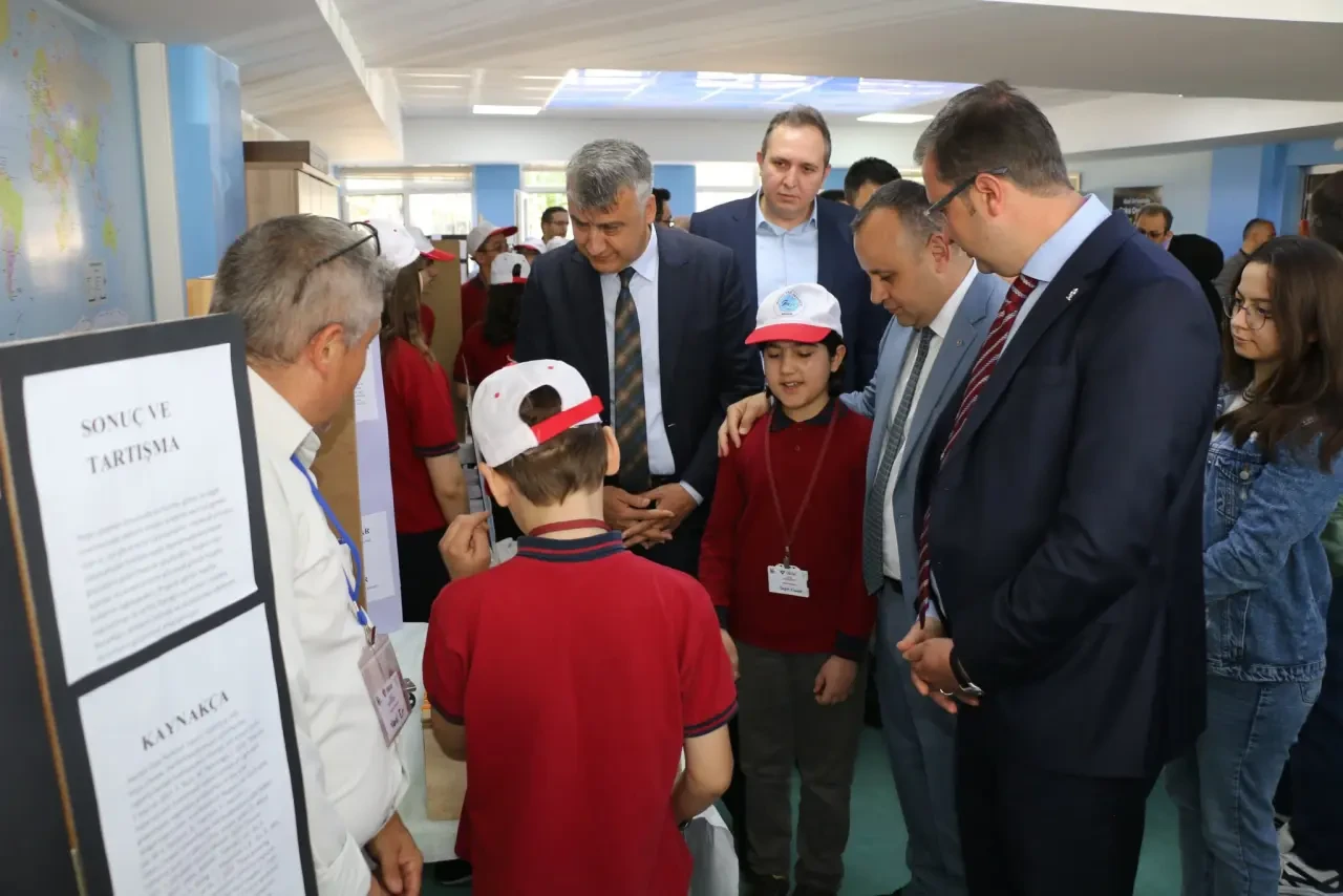 Gazi Ortaokulu’nda TÜBİTAK 4006 Bilim Fuarı Açıldı 3