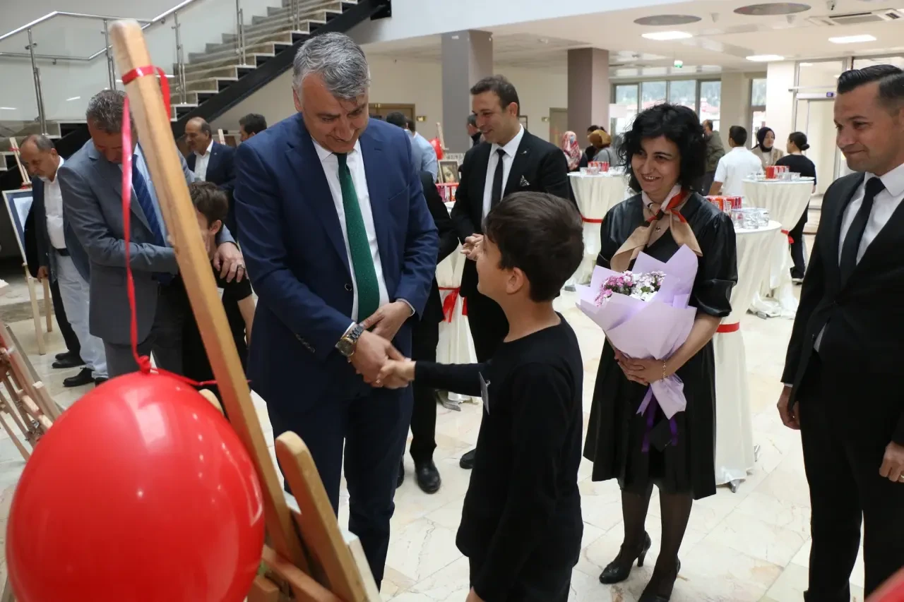 Şehitler İlk-Ortaokulu Öğrencilerinden Anlamlı Sergi: Açılışı Müdür Katipoğlu Yaptı 3