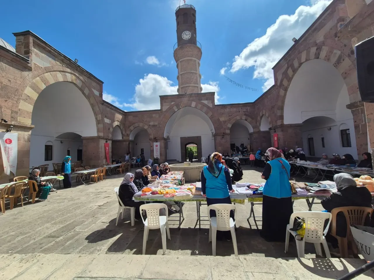 Merzifon’da Hayır İçin Birlik: Kur’an Kursları Yararına Kermes Açıldı 4