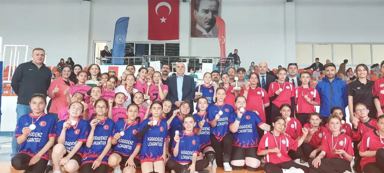 Voleybol Finali Gümüşhacıköy’de Coşku Dolu Anlara Sahne Oldu! 4