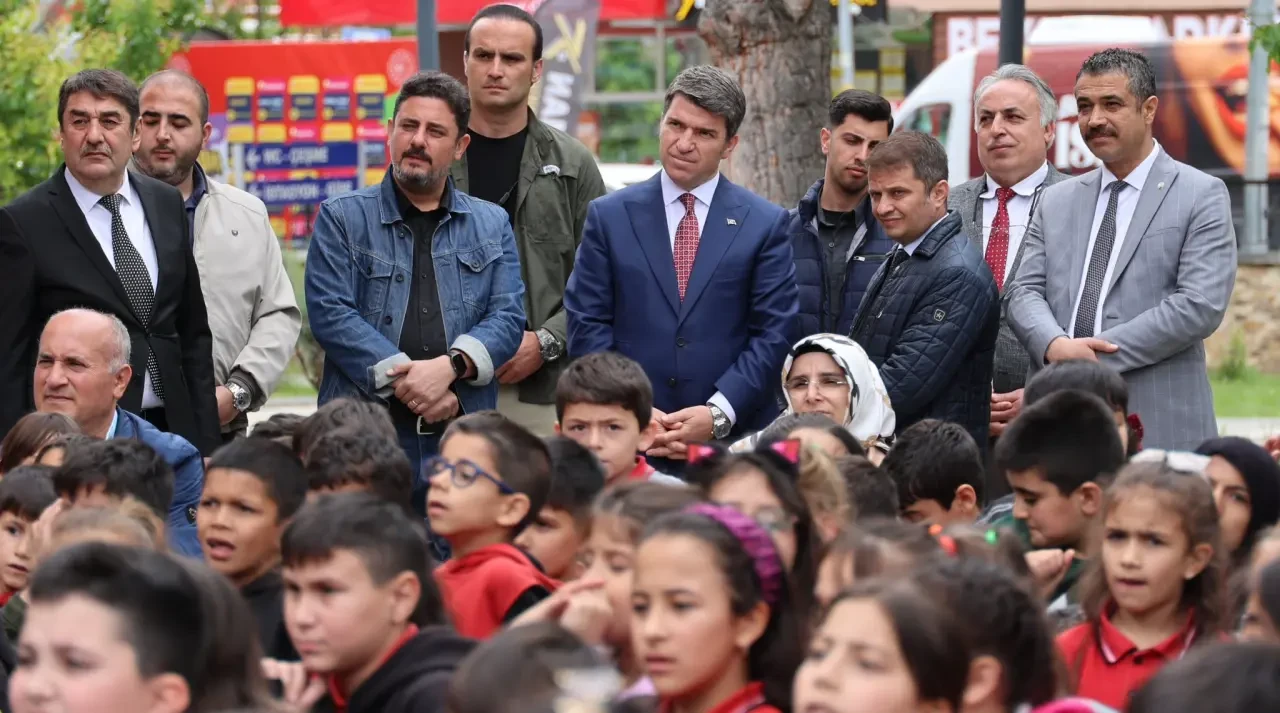 Amasya’da “Masal Treni” Coşkusu: Vali Önder Bakan Çocuklarla Tiyatroyu Paylaştı 1