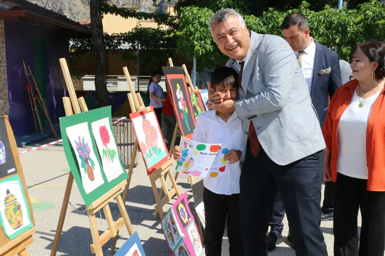 Amasya’da Sanatın Kalbi Atatürk İlkokulu’nda Attı: Yıl Sonu Resim Sergisi Açıldı 2