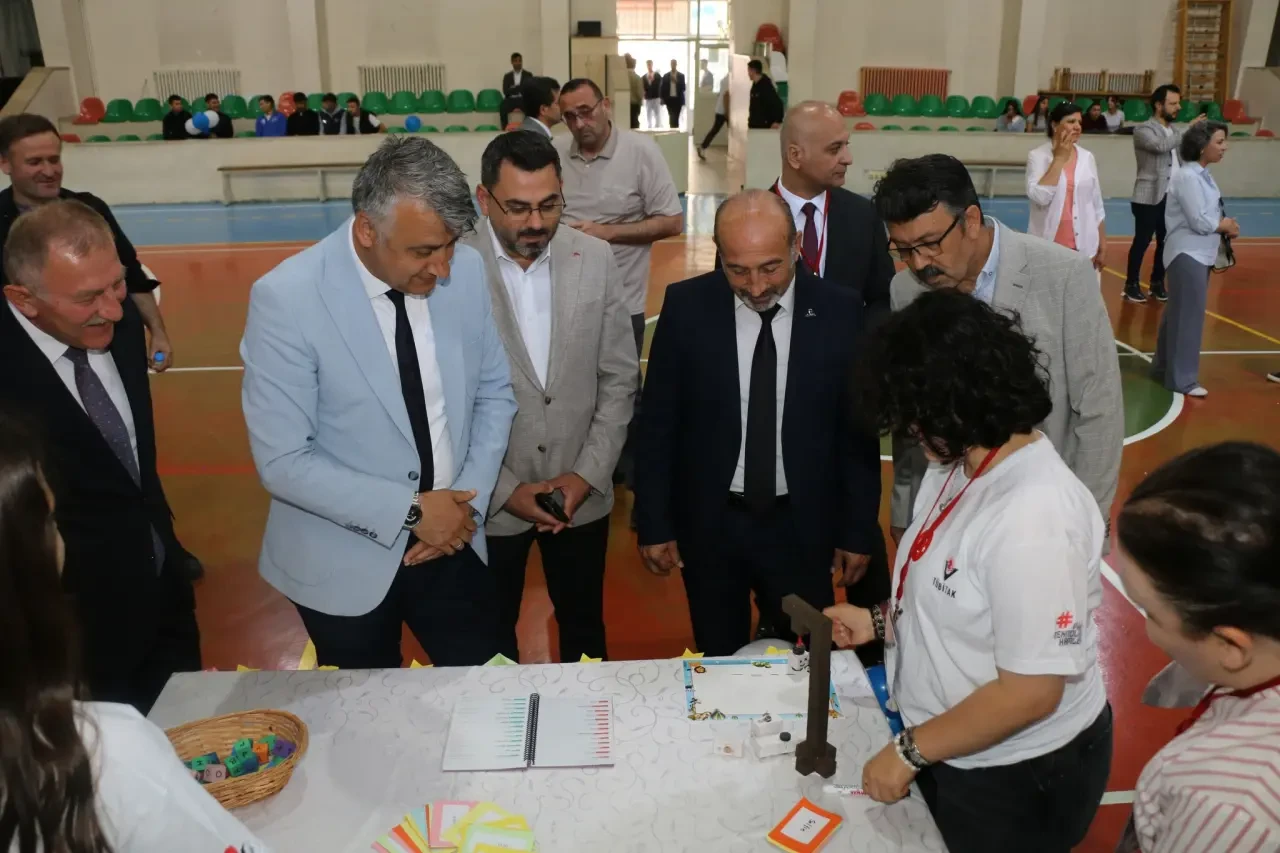 Atatürk Anadolu Lisesi’nde Bilimin Şöleni: TÜBİTAK 4006 Bilim Fuarı Yoğun İlgi Gördü 2
