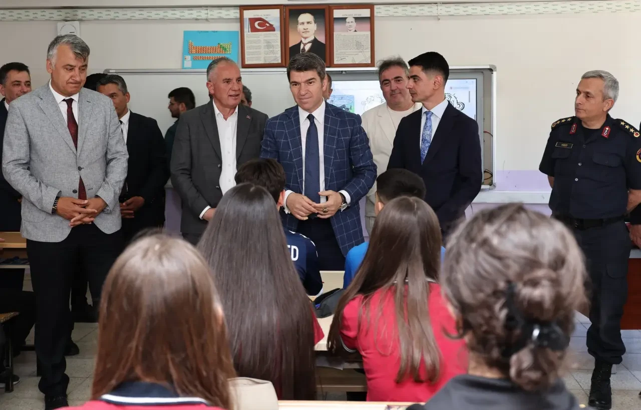 Vali Önder Bakan’dan Taşova Atatürk Ortaokulu’na Anlamlı Ziyaret 2