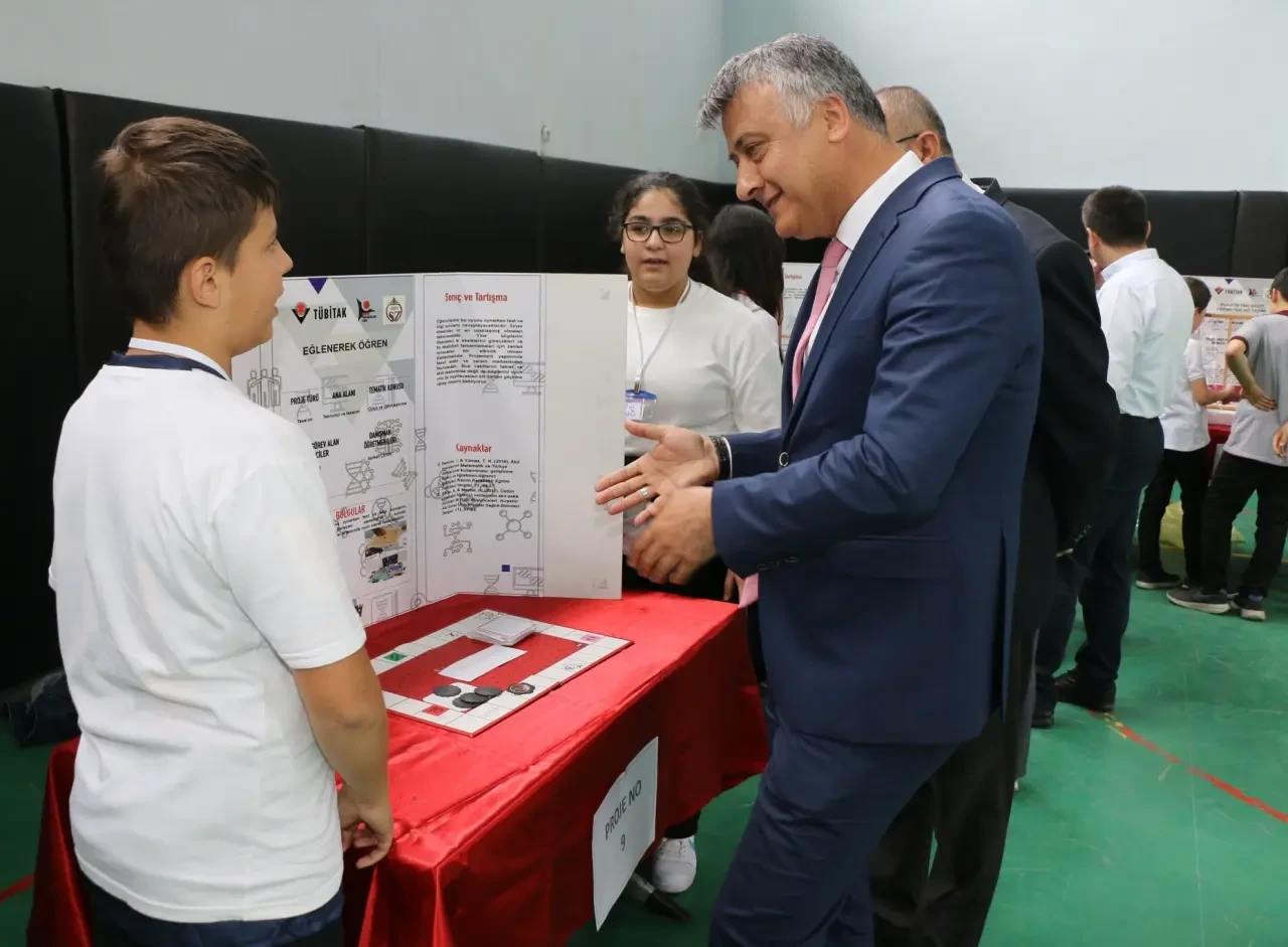 Amasya’da TÜBİTAK 4006 Bilim Fuarı Serdar Zeren Ortaokulu’nda Açıldı 1