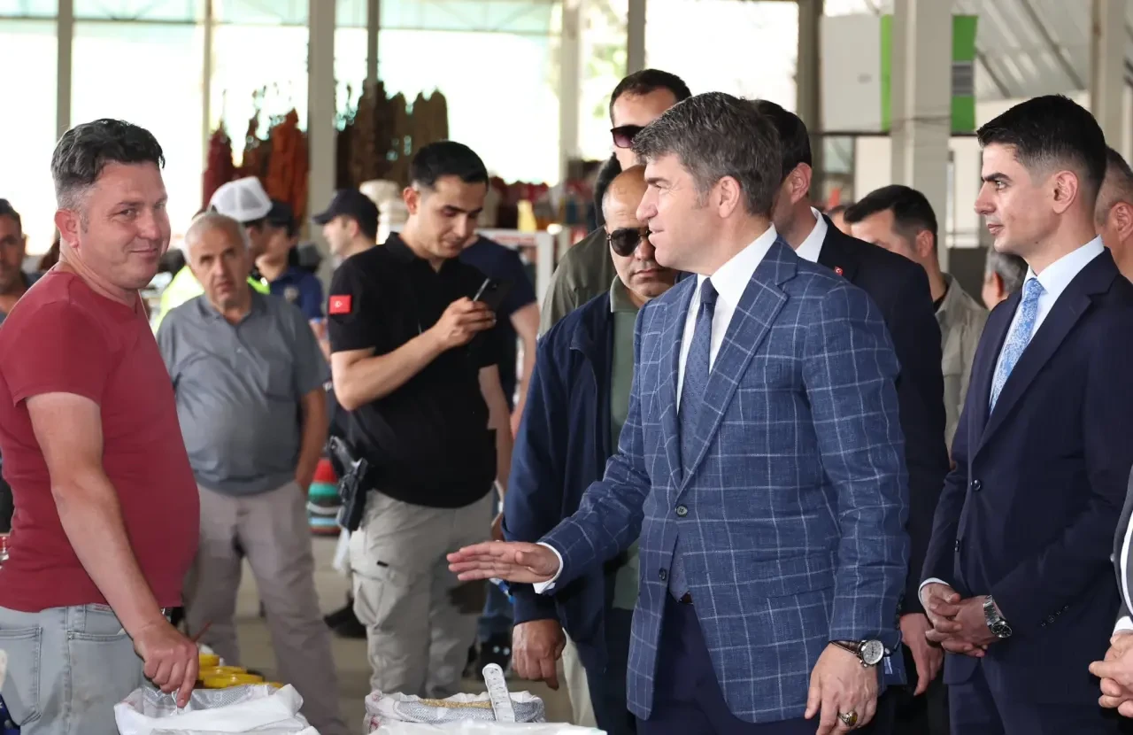 Vali Bakan Taşova Pazarı’nda Halkla Buluştu! 3