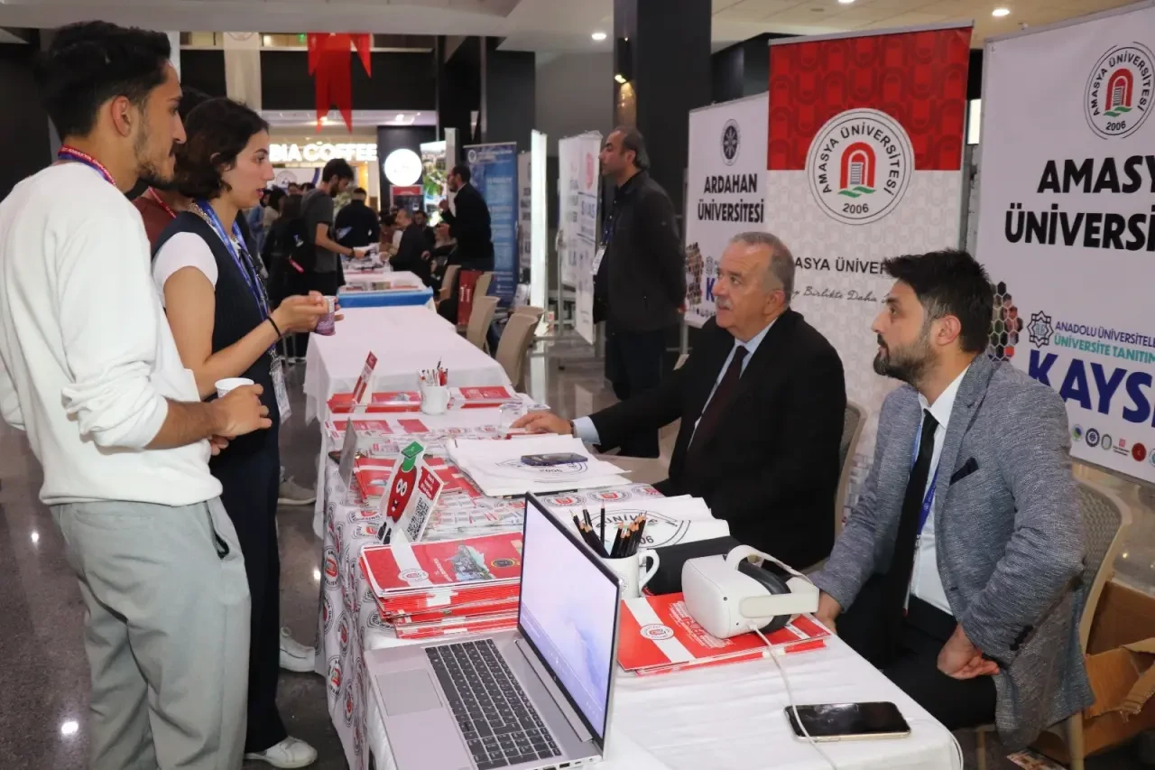 Rektör Prof. Dr. Ahmet Hakkı Turabi, AÜB Tanıtım Fuarı ve 4. Ar-Ge Proje Pazarı’nda Amasya Üniversitesi’ni Temsil Etti 5